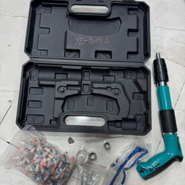 Pistolet à clous en acier portable avec 100pcs clous ronds pour mur en ciment